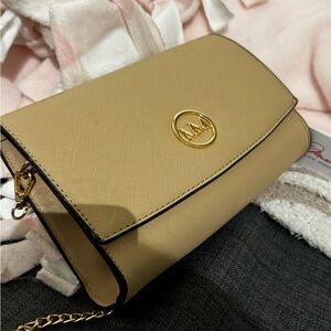 Marilyn Monroe Crossbody Nude Purse
gold chain! brand new with tags!
